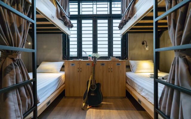 9 Hostel and Bar