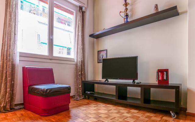 Cozy Apartment in Athens near Aghios Ioannis Subway Station