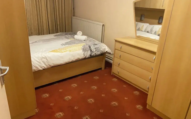 Charming 4-bedroom Apartment in East London - Perfect City Getaway
