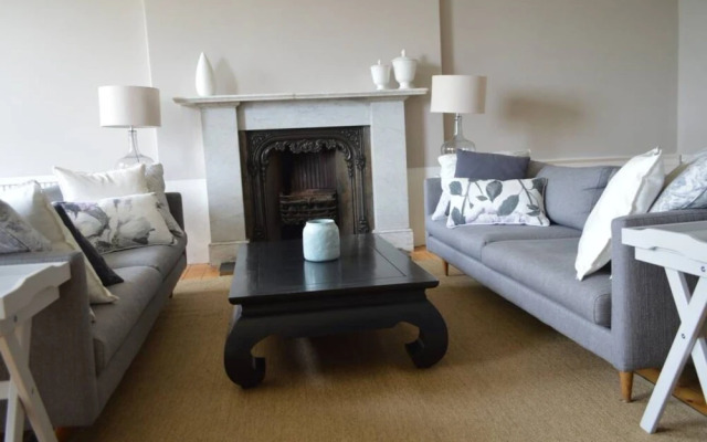 4 Bedroom Clock Tower Apartment In Edinburgh