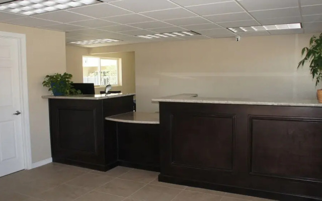 Apple Valley Hotel & Lodge