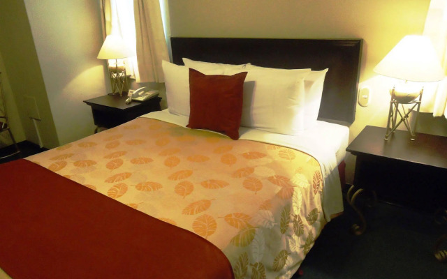 Leon De Oro Inn & Suites