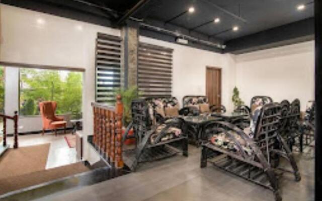 Sumi Queen's Yard Rink Mall Darjeeling