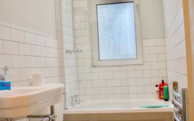 1 Bedroom Flat Overlooking Water of Leith Sleeps 2