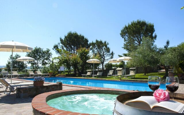 Cozy Holiday Home in Castiglion Fiorentino with Jacuzzi