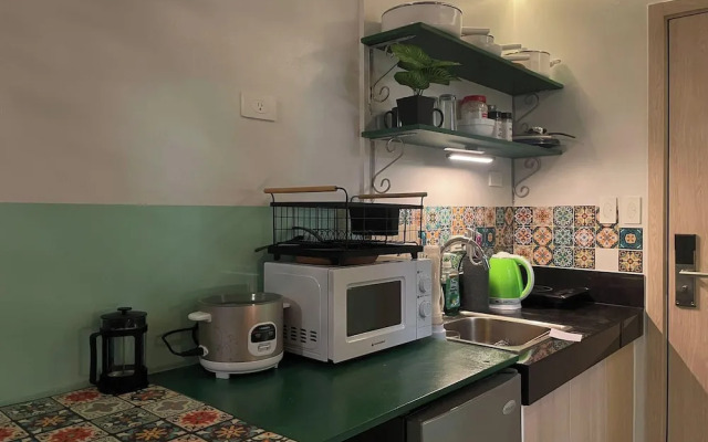 Poolside Apartment - Sleeps 4, Ac & Hot Shower