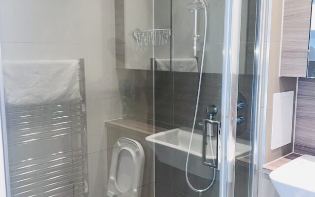 Lovely 1-bedroom With Private Balcony Near Barking