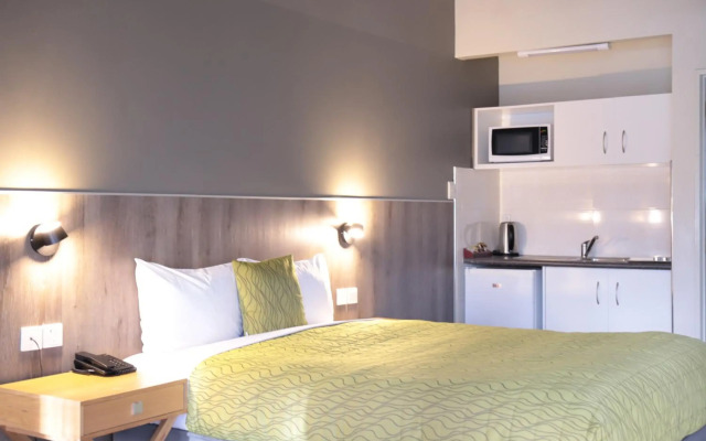 Airport Manor Inn