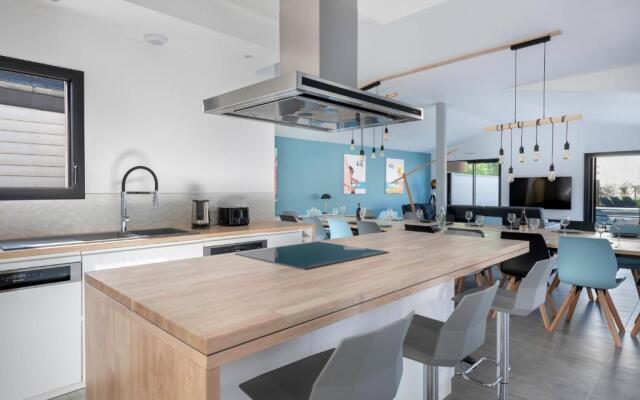 Maison moderne avec piscine et jacuzzi pour 15 personnes !