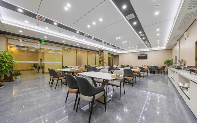 Vienna Hotel (Changsha Ningxiang West High-speed Railway Station Emerald Lake Store)
