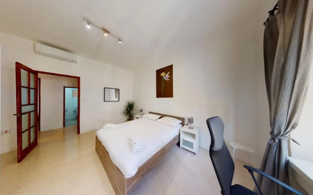 St Julians - Balluta Bay large 3 bedroom apartment
