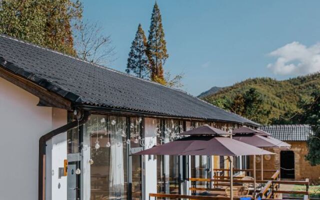 Yunshang Grassland Fengsheng three time hot spring holiday villa