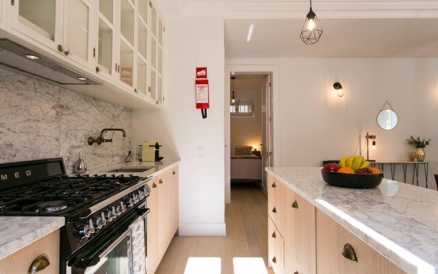 JOIVY Stunning 2BR Apt w/garden, by the Avenida subway & Botanical Garden of Lisbon