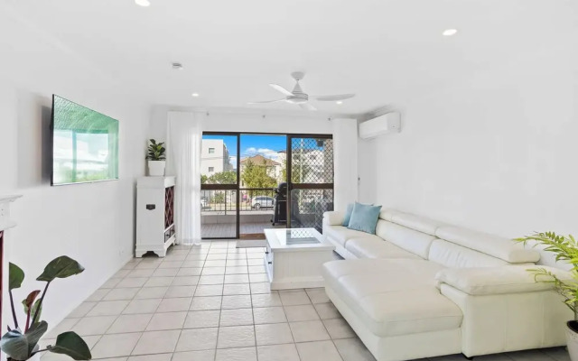 Little Palms by Burleigh Letting Co