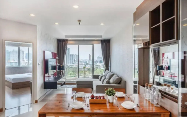 Penthouses 2Bedrooms @MRT Huai Khwang 会说中文