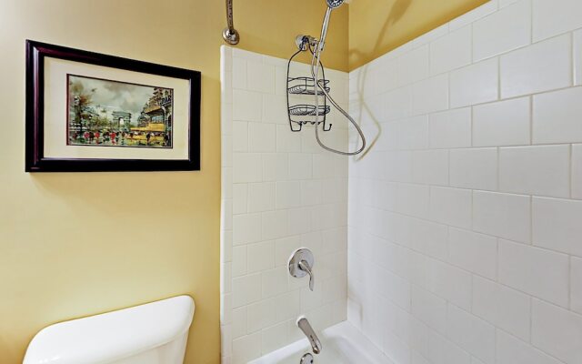 Charming Unit D - 2 Br Duplex