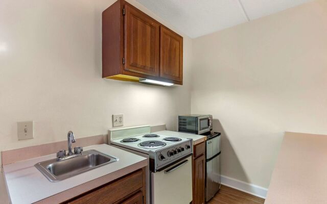 Econo Lodge Inn & Suites