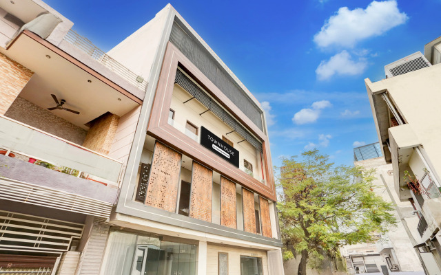 Super Townhouse Haibowal Chowk Near DMC
