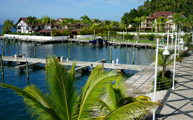 The Bannister Hotel & Yacht Club