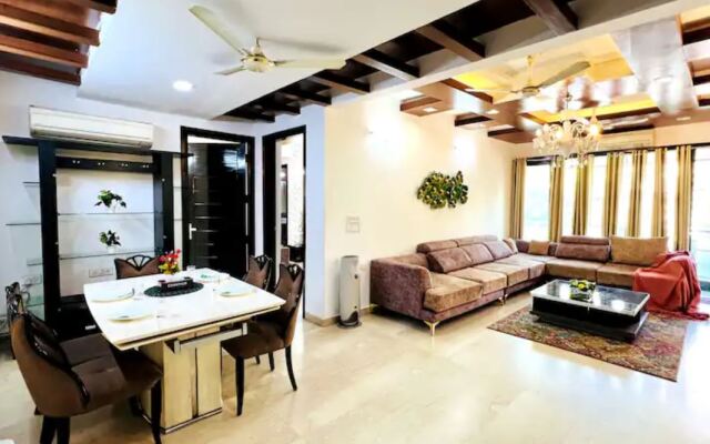Bluo 3Bhk Green Park, Private Garden Balcony, Lift