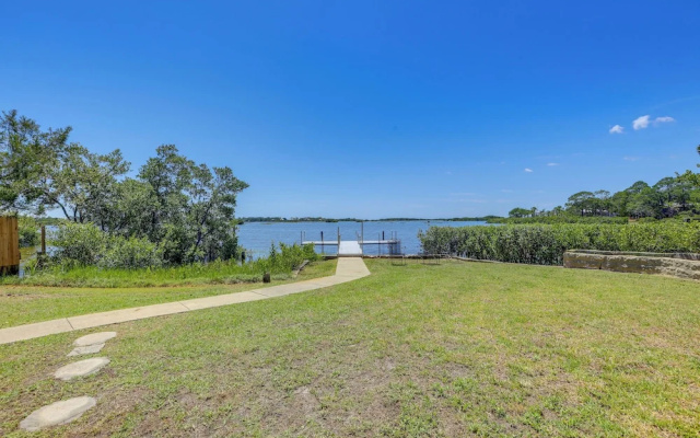 Waterfront Cedar Key Duplex Home: Grill & Dock!