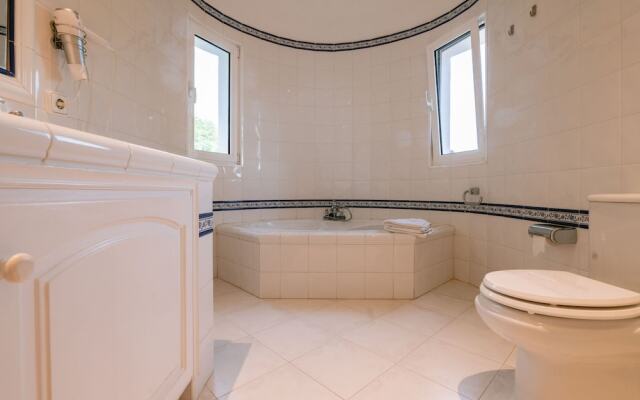 Luxurious, Detached Villa With Swimming Pool 10 Persons