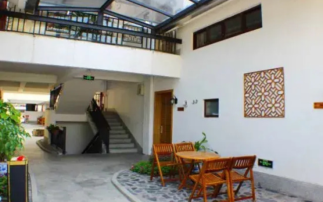 Zhenyangxia Scenic Area Theme Inn