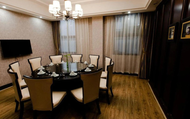 Longlin Shanju Holiday Hotel