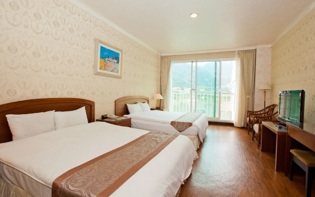 Lakeside Resort Hotel