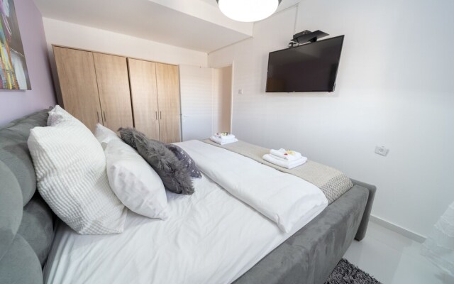 Stunning 3BR Apt - Prime Location - Yalarent