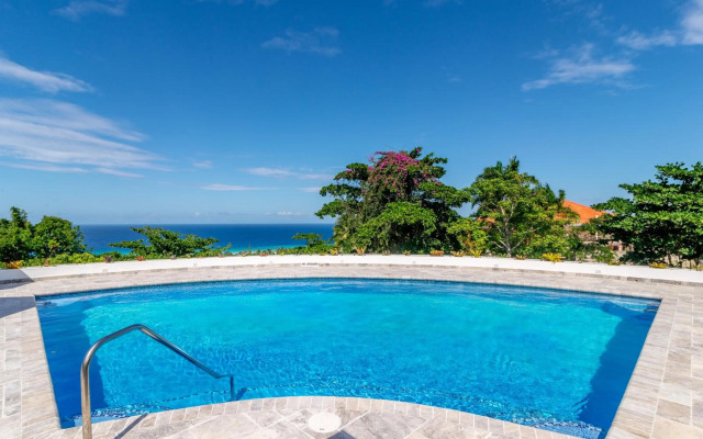 Magnificent 5-Bedroom Estate Villa, Sleeps 12