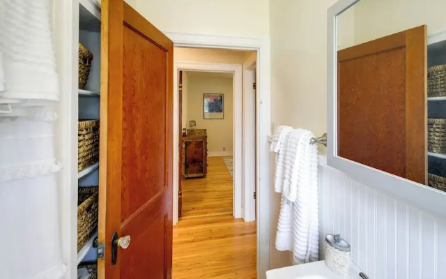 Charming Hamilton Hideaway: Half-mi to Main St!