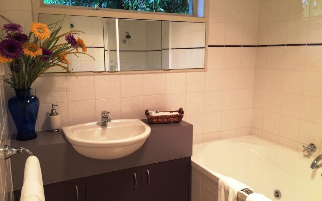 Acacia House Spa Balcony Apartment