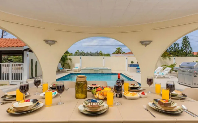 Beautiful 4BR 3BA Villa w Private Pool Jacuzzi