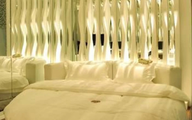 Dinggeman Space Theme Hotel