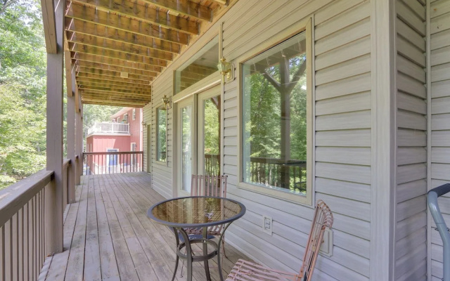Spacious Mcgaheysville Home: Hot Tub & Pool Table!