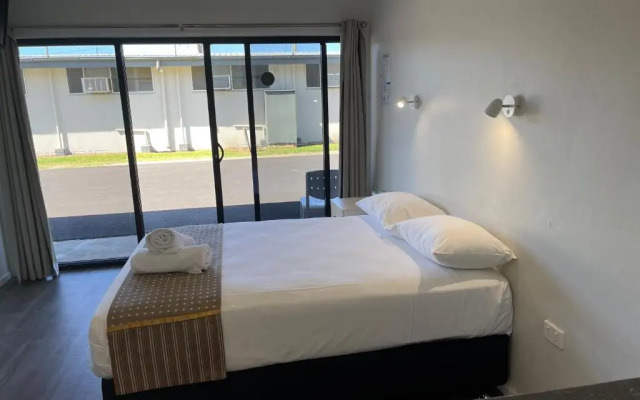 Nightcap at Queens Beach Hotel