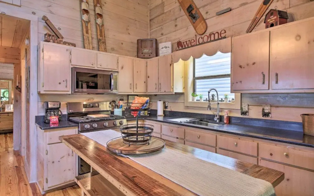 Treetop Hideout w/ Long-range Mountain Views!