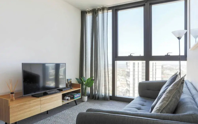 Southbank 2BR High City Views Enjoy Wine, Gym, Pool, Wifi