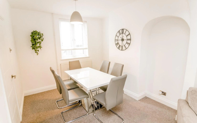 New City House, Great Location - With Parking