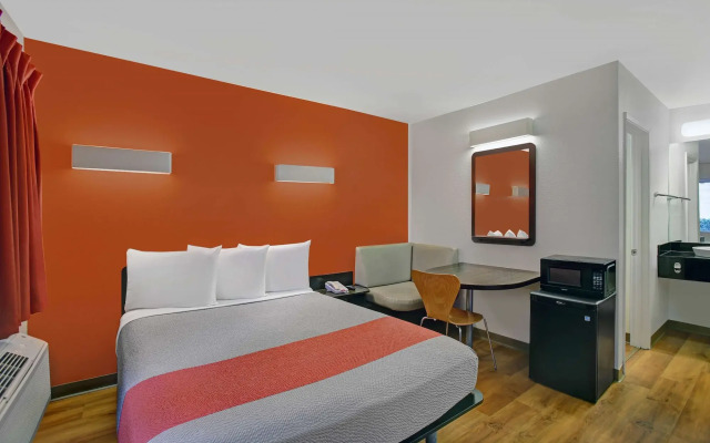 Super 8 by Wyndham Santa Clara