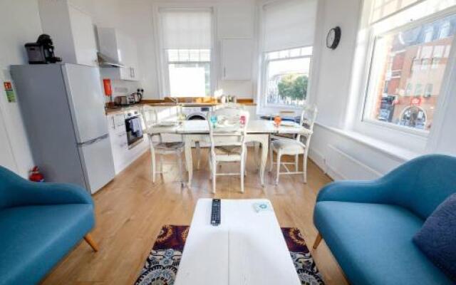 Bright & stylish 2 bed 1st floor apartment