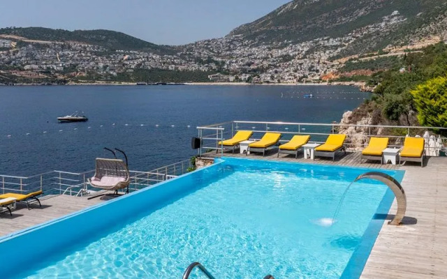 Green Beach Hotel