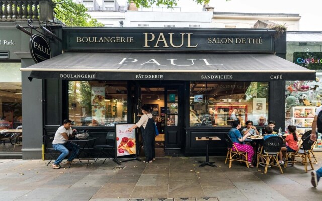 Luxury 2BD Apartment in Holland Park