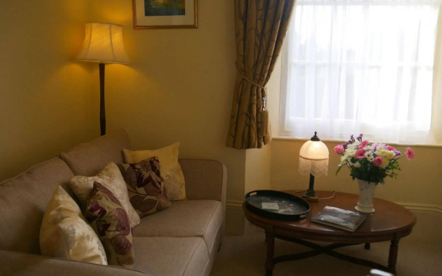 Muntham Holiday Apartments & Town House