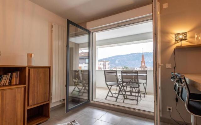 Apartment with balcony near downtown