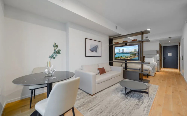 Bayside Studio Overlooking the city
