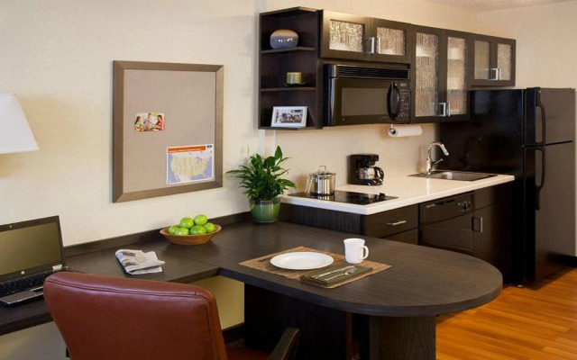 Sonesta Simply Suites Chicago Waukegan