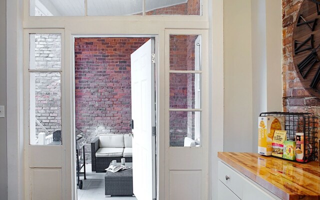 Elegant Brick 2 BR in downtown Savannah