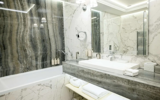 Tresor Le Palais Timisoara, Curio Collection By Hilton